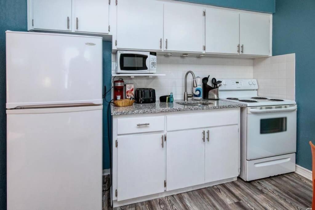 Sunset Beach Suites Of Madeira Beach! Pet Friendly Summer Getaway! Steps To Beach! - Suite 10 St. Pete Beach Exterior foto